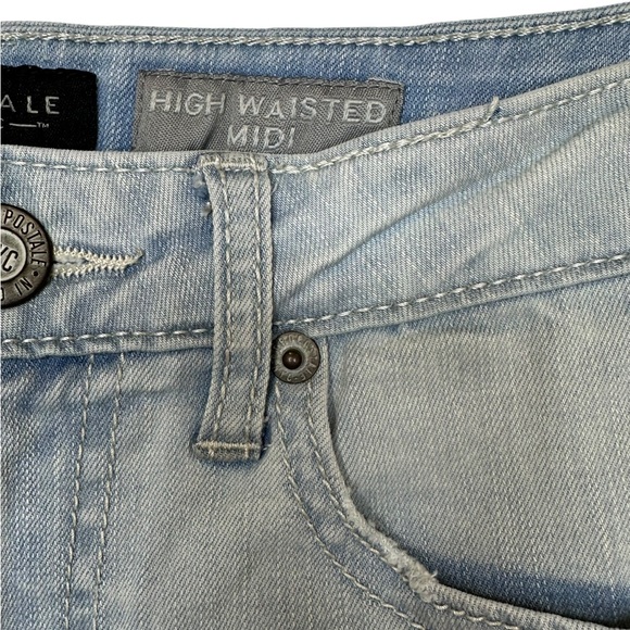 Aeropostale Jean Shorts High Waisted MIDI Womens Stretch Light Wash Rolled 4 - Picture 3 of 8